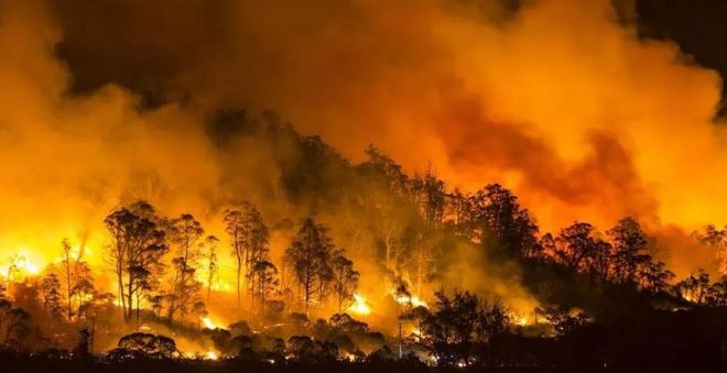 四川一地区突发山火 无人机实施人工降雨扑灭火势(图1) 四川一地区突发山火 无人机实施人工降雨扑灭火势(图1)